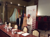 De izquierda a derecha, Luis Medina, Ramin Jahanbegloo y Manuel Torres en la presentación del curso