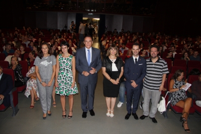 En el centro José Carlos Gómez Villamandos y Nuria Magaldi, flanqueados por personal y responsables de la Oficina de Relaciones Internacionales de la UCO