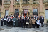 Foto de familia de autoridades y premiados al término de las jornadas