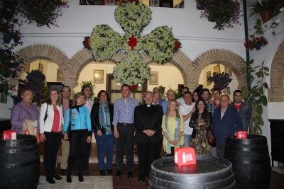 Autoridades y público asistente a la inauguración de la Cruz de la Hermandad Universitaria
