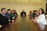 Al fondo el vicerrector de Estudiantes, Alfonso Zamorano, con Mª Carmen Fernández y el alumnado beneficiario de las becas.  