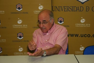 Corduba 05. Carles Miralles defiende la colaboracin entre fillogos y directores de teatro para garantizar el xito del teatro clsico