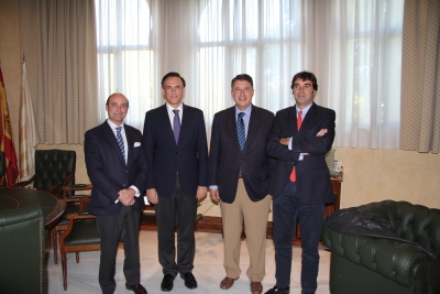 Rafael Blanco ( tercero por la izquierda) y miembros de su directiva con el rector Jose Carlos Gómez ( segundo por la izq)