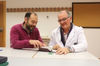 Los investigadores Guillermo Guerrro Vaca y Pablo Romero manipulan un rugosímetro.