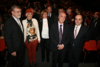 Autoridades universitarias y premiados minutos antes de comenzar el acto
