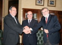 De izquierda a derecha, Segio Lavanchy, Francisco Triguero y Jos Manuel Roldn se saludan tras la firma del convenio