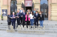 Foto de familia de autoridades que han asistido a la presentación en el Rectorado de la XXXV Cata del vino Montilla-Moriles