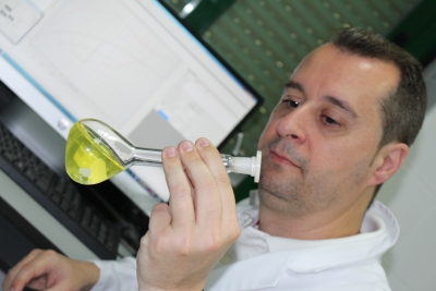 El profesor Rafael Madueño, del Departamento de Química Física y Termodinámica Aplicada, en su laboratorio