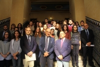 Foto de familia de autoridades, empresas y estudiantes participantes en la convocatoria de becas de este año.