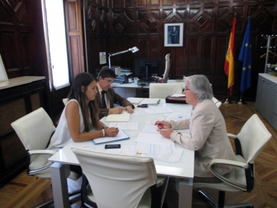 La responsable del grupo Aurora Rodrguez (dcha) explica el estudio a miembros de la Secretara de Estado de Igualdad. 