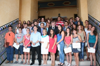 Los estudiantes con el rector y el alcalde en las escaleras del Rectorado