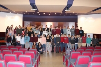 Imagen de los escolares que han asistido a la actividad LeeCiencia en el Salón de Actos del Rectorado.