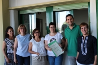  Momento de le entrega del certificado a la Unidad del PAS de Bioqumica y Biologa Molecular por parte de Antonio Gomera, Coordinador del SEPA.