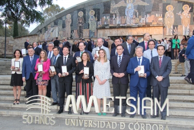 Foto de familia de autoridades y galardonados