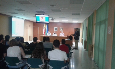 Rosario Moyano, Decana de la Facultad de Veterinaria, junto a Rafael Pedregosa (Jefe de Área Eville & Jones) y el profesor Manuel Ángel Amaro (Catedrático de la Universidad de Córdoba) durante la presentación realizada por Juan Miguel Ávila (Director de Eville & Jones)