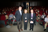 De izq. a dcha., el rector, José Manuel Roldán, Isidoro García y Ana María Troncosa