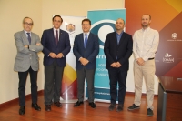 El rector de la UCO, José Carlos Gómez Villamandos y el director-gerente de La Azurrafa, Rafael Agüera Buendía, junto a representantes de la Univerisdad y del Hospital La Arruzafa