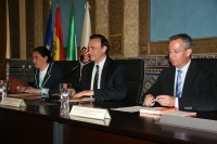 De izquierda a derecha, Mª Teresa Sánchez , José Carlos Gómez Villamandos y Carlos Márquez, durante la inauguración de las jornadas