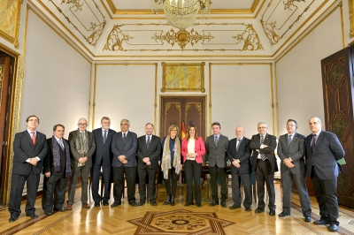 La presidenta andaluza, Susana Díaz, con los rectores y otras autoridades de la Junta momentos antes de comenzar la reunión