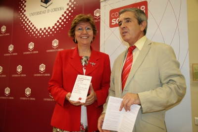 La secretaria general de la UCO, Julia Angulo, y el secretario del Consejo Social, Melchor Guzmán, en la presentación de los premios