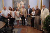 José Carlos Gómez Villamandos y Antonio Ruiz , en el centro, con responsables de la iniciativas tras firmar los convenios