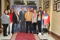 El rector, José Carlos Gómez Villamandos, en el centro, junto a la vicerrectora de Políticas Inclusivas y Vida Universitaria, Rosario Mérida, el presidente de la Asociación Unión y Esperanza de Las Palmeras, Luis Manuel Maya Pardal, e integrantes de la directiva de la Asociación