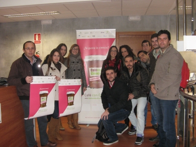 Estrella Rodríguez, con Emilio Camacho y alumnos participantes