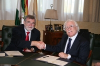 El rector, Jos Manuel Roldn y el profesor Cataldo Salerno, estrechan sus manos tras la firma del acuerdo