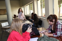 La responsable de la investigación, Eva Romera, posa junto a varias alumnas de la Facultad de Ciencias de la Educación 