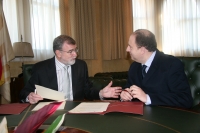 El rector, José Manuel Roldán, y el director general de Ineprodes, Miguel Tienda, conversan antes de la firma del convenio