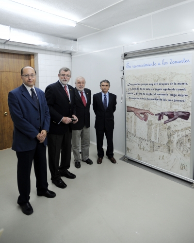 De izq. a dcha. Antonio Cubero Atienza, Jose Manuel Roldán Nogueras, Rafael Solana Lara y Peña Amaro junto al panel de Reconocimiento a los donantes.