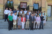 Foto de familia de autoridades académicas, alumnos premiados y directores de centros. 