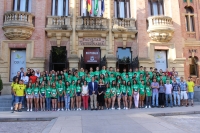 Los alumnos participantes en el campus de investigación posan tras la inauguración con el rector, profesores y colaboradores de la actividad 