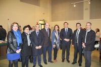 El rector en el centro, junto a miembros del equipo de gobierno durante la degustación del 