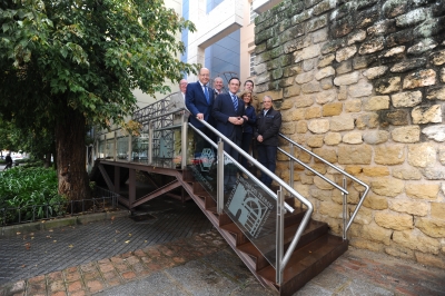 El rector, junto a autoridades académicas y personal de la Unidad Técnica y Servicio de Prevención.
