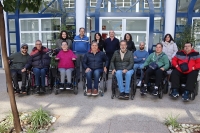 Socios de Aspaym junto a los profesores responsables Sandra Sánchez, Luis Javier Cabeza, Santiago Cañizares y Fernando Fuentes de la UCO. 