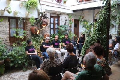 Imagen durante la conversación en el patio