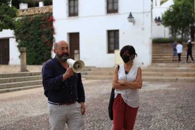 El profesor Manuel Torres durante su intervención en 'Minutos Científicos' junto a la coordinadora de la  UCCi, Elena Lázaro