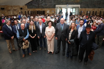 Autoridades y ponentes antes de comenzar el acto de conmemoración de 'El Hombre y la Tierra'